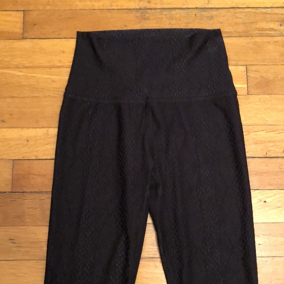 Beyond Yoga Snake Jacquard Textured Midi Leggings in Black, size XS - Picture 4 of 13